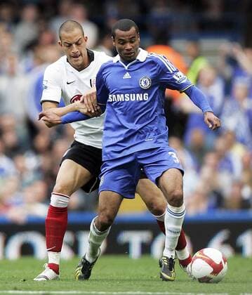Bobby Zamora (Fulham, li.) gegen Ashley Cole (Chelsea) - EDITORIAL USE ONLY. No use with unauthorised audio, video, data, fixture lists, club league logos or live services. Online in-match use limited to 120 images, no video emulation. No use in betting, games or single club league player publications. Fußball Herren English Premier League 2008 2009, 1. Englische Liga, FC Chelsea London - FC Fulham 3:1 Gruppe London