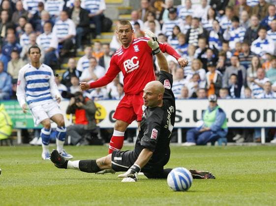 Kevin Phillips (Birmingham City) erzielt gegen Torwart Marcus Hahnemann (Reading) ein Tor - EDITORIAL USE ONLY. No use with unauthorised audio, video, data, fixture lists, club league logos or live services. Online in-match use limited to 120 images, no video emulation. No use in betting, games or single club league player publications. Fußball Herren Football League Championship 2008 2009, 2. Englische Liga, FC Reading - Birmingham City 1:2 Gruppe Reading Dynamik,