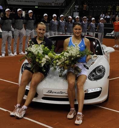 Svetlana Kuznetsova (li.) - Siegerin des Porsche Grand Prix 2009 und Dinara Safina (beide Russland) mit dem Porsche Boxter S Tennis Damen Porsche Grand Prix 2009, WTA Tour, Finale Gruppe Stuttgart Freude,