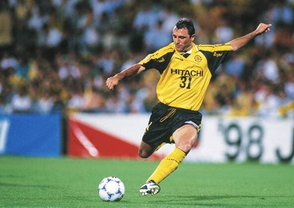 Hristo Stoichkov (Kashiwa Reysol) am Ball -  (200311191452582) Fußball Herren J League 1998, Jleague, 1. Japanische Liga, Einzelbild Chiba Dynamik,