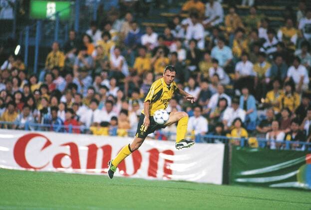Hristo Stoichkov (Kashiwa Reysol) am Ball -  (2003111914535413) Fußball Herren J League 1998, Jleague, 1. Japanische Liga, Einzelbild Chiba Dynamik,
