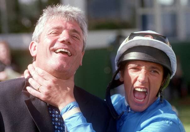 Jockey Lanfranco Frankie Dettori (Italien, re.) würgt zum Spaß Nationaltrainer Kevin Keegan (England) -  Pferdesport Herren Galopp 2000, Reiten, Reitsport, Pferderennen, Royal Ascot Gruppe Ascot Freude, Komik,