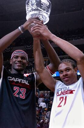 LeBron James (St. Vincent St. Mary Akron Highschool, li.) und Shannon Brown (Proviso East High School Maywood) werden gemeinsam als Highschool MVP 2003 ausgezeichnet - (Icon7254933) Basketball Herren Highschoolbasketball 2003 2004, High School, Highschool, Vdig Gruppe Washington Freude, EDITORIAL USE ONLY