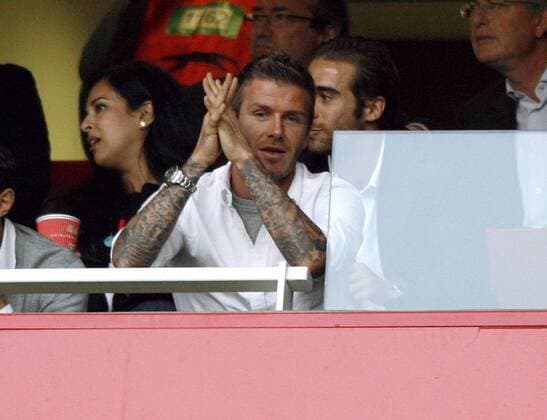 David Beckham (AC Mailand) jubelt auf der Tribüne - EDITORIAL USE ONLY. No use with unauthorised audio, video, data, fixture lists, club league logos or live services. Online in-match use limited to 120 images, no video emulation. No use in betting, games or single club league player publications. Fußball EC 1 Herren Champions League 2008 2009, Halbfinale Einzelbild London