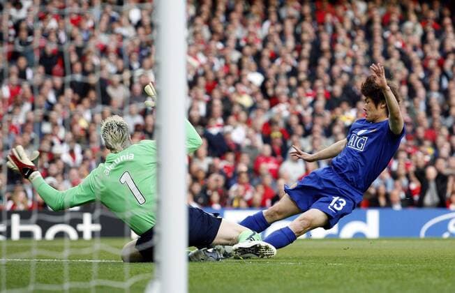 Ji Sung Park (Manchester United) trifft gegen Torwart Manuel Almunia (Arsenal) - EDITORIAL USE ONLY. No use with unauthorised audio, video, data, fixture lists, club league logos or live services. Online in-match use limited to 120 images, no video emulation. No use in betting, games or single club league player publications. Fußball EC 1 Herren Champions League 2008 2009, Halbfinale, FC Arsenal London - Manchester United 1:3, ManU Gruppe London Dynamik,