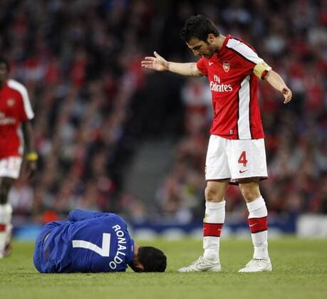 Cesc Fabregas (Arsenal, re.) schaut auf den verletzten Cristiano Ronaldo (Manchester United) - EDITORIAL USE ONLY. No use with unauthorised audio, video, data, fixture lists, club league logos or live services. Online in-match use limited to 120 images, no video emulation. No use in betting, games or single club league player publications. Fußball EC 1 Herren Champions League 2008 2009, Halbfinale, FC Arsenal London - ManU Gruppe London Überlegenheit