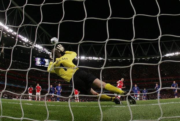 Robin van Persie (hi., Arsenal) verkürzt gegen Torwart Edwin van der Sar (Manchester United) auf 1:3 - EDITORIAL USE ONLY. No use with unauthorised audio, video, data, fixture lists, club league logos or live services. Online in-match use limited to 120 images, no video emulation. No use in betting, games or single club league player publications. Fußball EC 1 Herren Champions League 2008 2009, FC Arsenal London - ManU FC 1:3 Gruppe London Dynamik,