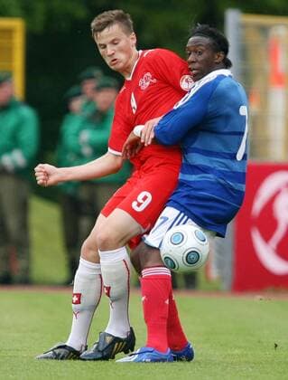 Haris Seferovic (Schweiz U17, li.) gegen Yeni Ngbakoto (Frankreich U17) Fußball Länderspiel Herren U 17 EM 2009, Junioren, Nachwuchs, Jugend, U17, Nationalteam Nationaltrikot Frankreich - Schweiz 1:1 Gruppe Markranstädt Dynamik,