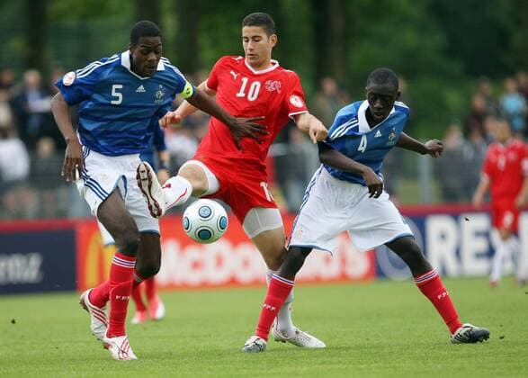 Nassim Ben Khalifa (Schweiz U17, Mitte) gegen Darnel Situ (li.) und Dennis Appiah (beide Frankreich U17) Fußball Länderspiel Herren U 17 EM 2009, Junioren, Nachwuchs, Jugend, U17, Nationalteam Nationaltrikot Frankreich - Schweiz 1:1 Gruppe Markranstädt Dynamik,