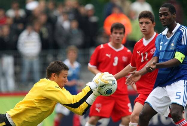 Torwart Benjamin Siegrist (Schweiz U17, li.) gegen Darnel Situ (Frankreich U17) Fußball Länderspiel Herren U 17 EM 2009, Junioren, Nachwuchs, Jugend, U17, Nationalteam Nationaltrikot Frankreich - Schweiz 1:1 Gruppe Markranstädt Dynamik, Abwehr,