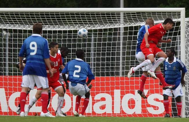 Nassim Ben Khalifa (Schweiz U17, 2.v.li.) erzielt das 1:0 gegen die U17 aus Frankreich Fußball Länderspiel Herren U 17 EM 2009, Junioren, Nachwuchs, Jugend, U17, Nationalteam Nationaltrikot Frankreich - Schweiz 1:1 Gruppe Markranstädt Dynamik,