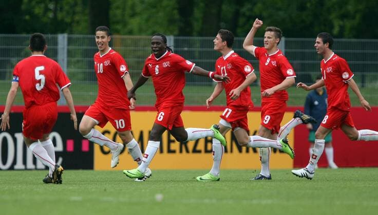 Torjubel Schweiz U17, v.li.: Frederic Veseli, Nassim Ben Khalifa, Kofi Nimeley, Taulant Xhaka und Haris Seferovic Fußball Länderspiel Herren U 17 EM 2009, Junioren, Nachwuchs, Jugend, U17, Nationalteam Nationaltrikot Gruppe Markranstädt Begeisterung, Freude,