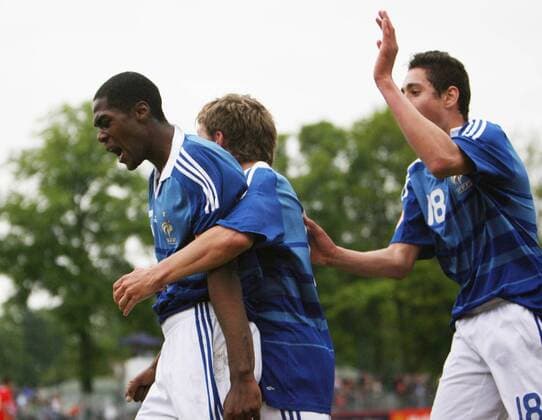 Darnel Situ (Frankreich U17, li.) jubelt mit seinen Teamkollegen Fußball Länderspiel Herren U 17 EM 2009, Junioren, Nachwuchs, Jugend, U17, Nationalteam Nationaltrikot Gruppe Markranstädt Begeisterung, Freude,
