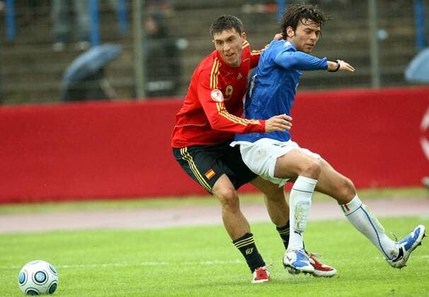 Vincenzo Camilleri (Italien U17, re.) gegen Borja Gonzalez (Spanien U17) Fußball EM Herren U 17 EM 2009, Länderspiel, Nationalteam, Nationaltrikot, Jugend, Junioren, Nachwuchs Gruppe Dessau Rosslau Dynamik, Kampf,