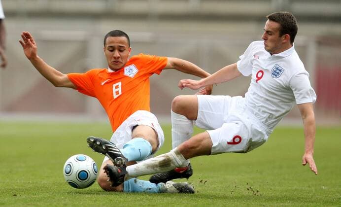 Osama Rashid (Niederlande U17, li.) gegen Jose Baxter (England U17) Fußball Länderspiel Herren U17 EM 2009, U 17, Junioren, Nachwuchs, Jugend, Nationalmannschaft, Nationaltrikot Gruppe Gera Dynamik, Kampf,