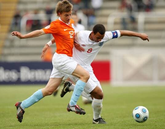 John Bostock (England U17, re.) gegen Jöel Veltman (Niederlande U17) Fußball Länderspiel Herren U17 EM 2009, U 17, Junioren, Nachwuchs, Jugend, Nationalmannschaft, Nationaltrikot Gruppe Gera Dynamik, Kampf,