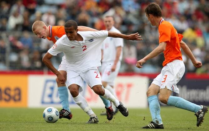 James Hurst (England U17, Mitte) gegen Ryan Bouwmeester (hi.) und Stefan de Vrij (beide Niederlande U17) Fußball Länderspiel Herren U17 EM 2009, U 17, Junioren, Nachwuchs, Jugend, Nationalmannschaft, Nationaltrikot Gruppe Gera Dynamik,