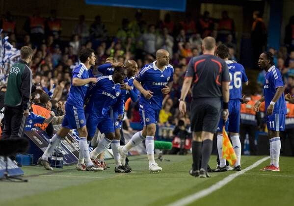 Torjubel Chelsea - Torschütze Michael Essien (3.v.li.) lässt sich feiern -  Fußball EC 1 Herren Champions League 2008 2009, Halbfinale, Chelsea FC London Totale London Freude,