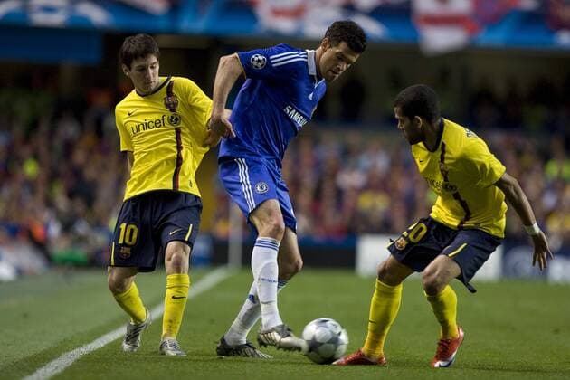 Michael Ballack (Chelsea, Mitte) gegen Lionel Messi (li.) und Daniel Alves (beide FC Barcelona) -  Fußball EC 1 Herren Champions League 2008 2009, Halbfinale, Chelsea FC London - Barca 1:1 Gruppe London Dynamik, Kampf,