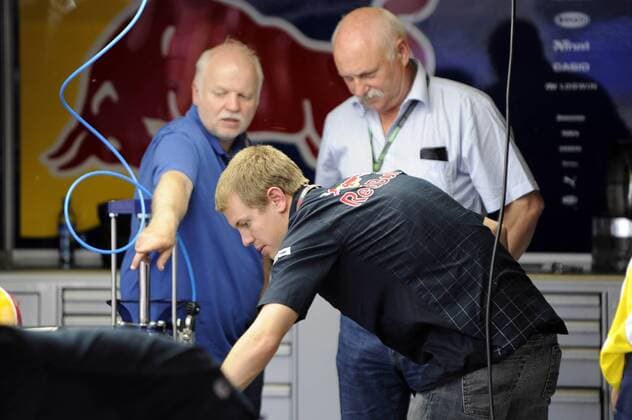 Sebastian Vettel (Deutschland Red Bull) erklärt seinem Vater Norbert (li.) und seinem Onkel den Boliden Motorsport Grand Prix Herren Großer Preis von Spanien 2009, Formel 1 Weltmeisterschaft, F1, F, GP, WM Gruppe Circuit de Catalunya Barcelona
