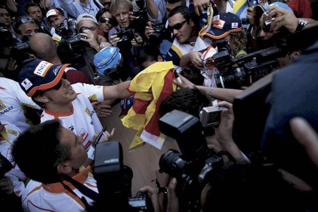 Fernando Alonso (Spanien Renault) im Focus der Medien in Barcelona Motorsport Grand Prix Herren Großer Preis von Spanien 2009, Formel 1 Weltmeisterschaft, F1, F, GP, WM Gruppe Circuit de Catalunya Barcelona