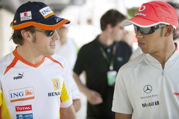 Fernando Alonso (Spanien Renault, li.) im Gespräch mit Lewis Hamilton (England McLaren Mercedes) -  Motorsport Grand Prix Herren Großer Preis von Spanien 2009, Formel 1 Weltmeisterschaft, F1, F, GP, WM Gruppe Circuit de Catalunya Barcelona