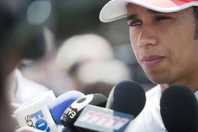 Lewis Hamilton (England McLaren Mercedes) im Interview -  Motorsport Grand Prix Herren Großer Preis von Spanien 2009, Formel 1 Weltmeisterschaft, F1, F, GP, WM Einzelbild Circuit de Catalunya Barcelona Skepsis,