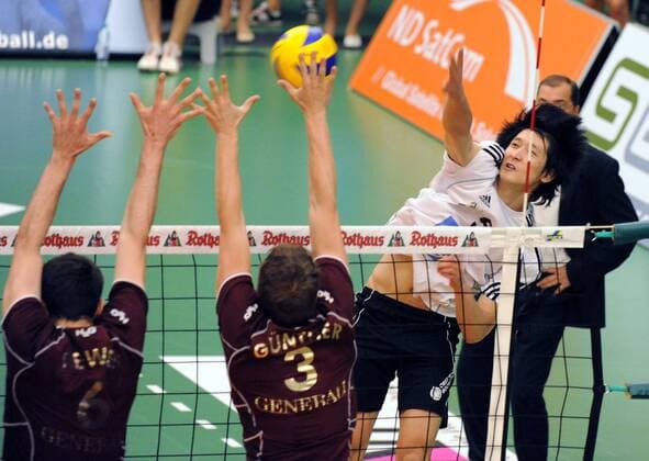 Sung Min Moon (Friedrichshafen, re.) gegen Christian Günther (Haching, Mitte) Volleyball 1. BL Herren Saison 2008 2009, Playoffs, Playoff, Play Offs, Off, Finale, VfB Friedrichshafen - Generali Haching Gruppe Friedrichshafen