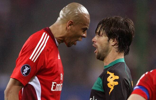 Diego (Bremen, re.) legt sich mit Alex Silva (Hamburg) an Fußball EC 3 Herren UEFA Cup 2008 2009, Pokal, Europapokal, Hamburger SV- Werder Bremen, HSV Gruppe Hamburg Wut, Komik,