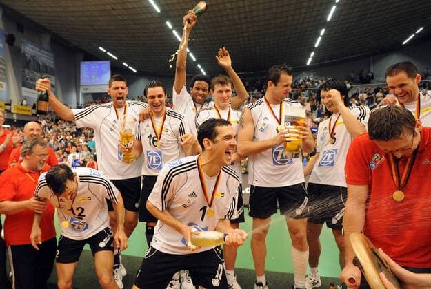 VfB Friedrichshafen - Deutscher Meister 2009: Juliano Bendini (Mitte) jubelt mit einer Flasche Sekt Volleyball 1. BL Herren Saison 2008 2009, VfB Friedrichshafen, Finale Totale Playoffs, Playoff, Play Offs, Off Friedrichshafen Freude,