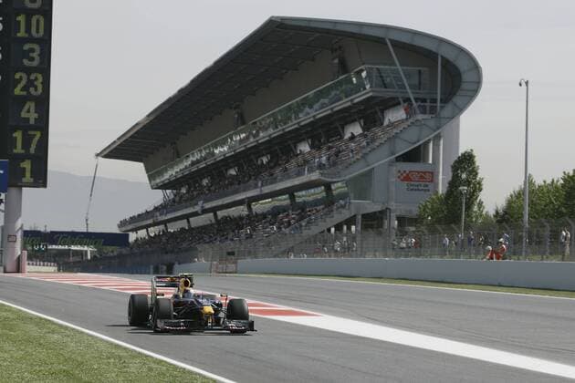 Sebastian Vettel (Deutschland Red Bull) in seinem Boliden vor der Haupttribüne des Circuit de Catalunya Motorsport Grand Prix Herren Großer Preis von Spanien 2009, Formel 1 Weltmeisterschaft, F1, F, GP, WM, Freies Training, Vdig Totale Circuit de Catalunya Barcelona