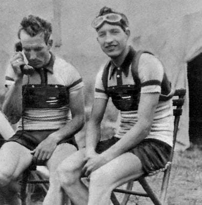 Giuseppe Martano (li.) und Gino Bartali (beide Italien) während des Giro d Italia 1935 nach der 15. Etappe von Genua nach Cuneo -  Radsport Herren Giro d Italia 1935, dItalia, Straßenradsport, Straße, Rad, Repro, Historie, Geschichte, Gruppe