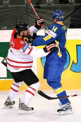 Chris Philipps (Kanada, li.) gegen Patrick Berglund (Schweden) -  Eishockey WM Herren WM 2009, Halbfinale, Länderspiel, Nationalmannschaft, Nationaltrikot Gruppe Bern Dynamik,