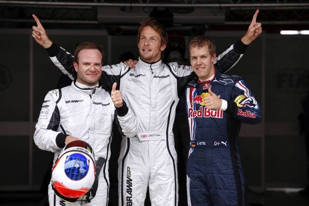Qualifying zum GP von Spanien 2009: Jenson Button (England Brawn GP, Mitte) holt sich die Pole Position vor Sebastian Vettel (Deutschland Red Bull, re.) und Teamkollege Rubens Barrichello (Brasilien Brawn GP) Motorsport Grand Prix Herren Großer Preis von Spanien 2009, Formel 1 Weltmeisterschaft, F1, F, GP, WM, Qualifying Gruppe Circuit de Catalunya Barcelona Freude,