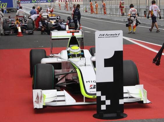 Jenson Button (England Brawn GP) parkt seinen Boliden bei der Nr.1 im Parc Ferme - Pole Position beim GP von Spanien 2009 Motorsport Grand Prix Herren Großer Preis von Spanien 2009, Formel 1 Weltmeisterschaft, F1, F, GP, WM, Qualifying Einzelbild Circuit de Catalunya Barcelona
