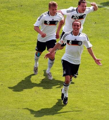 Robert Labus (vorn), Lennart Thy (li.) und Kevin Scheidhauer (alle Deutschland U17) - Torjubel Fußball Länderspiel Herren EM 2009, Nationalmannschaft, Nationaltrikot, U17, U 17, Junioren, Jugend, Nachwuchs Gruppe Jena Freude,
