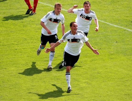 Robert Labus (vorn), Lennart Thy (li.) und Kevin Scheidhauer (alle Deutschland U17) - Torjubel Fußball Länderspiel Herren EM 2009, Nationalmannschaft, Nationaltrikot, U17, U 17, Junioren, Jugend, Nachwuchs Gruppe Jena Freude,