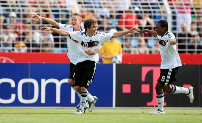 Torjubel Deutschland U17 v.li.: Manuel Janzer, Mario Götze und Reinhold Yabo Fußball Länderspiel Herren EM 2009, Nationalmannschaft, Nationaltrikot, U17, U 17, Junioren, Jugend, Nachwuchs Gruppe Jena Freude,