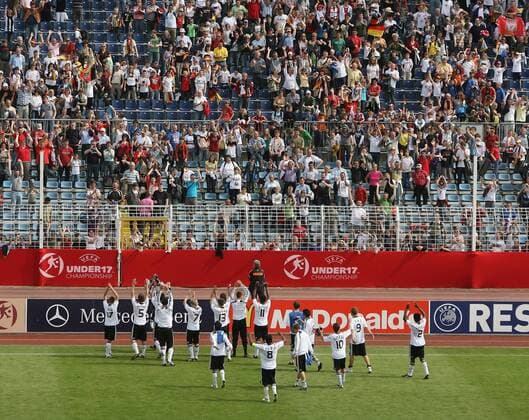 Schlussjubel Deutschland U17 vor den Fans Fußball Länderspiel Herren EM 2009, Nationalmannschaft, Nationaltrikot, U17, U 17, Junioren, Jugend, Nachwuchs Totale Jena Freude,