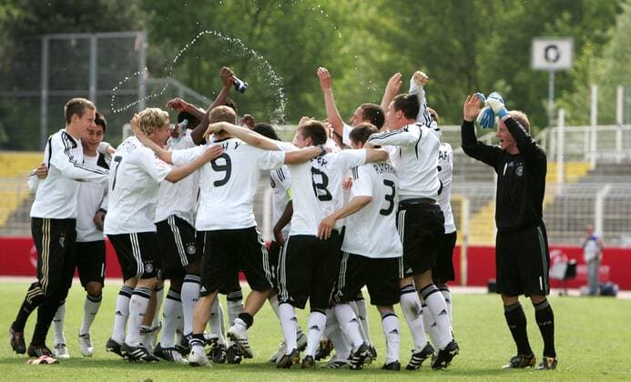 Schlussjubel Deutschland U17 Fußball Länderspiel Herren EM 2009, Nationalmannschaft, Nationaltrikot, U17, U 17, Junioren, Jugend, Nachwuchs Totale Jena Freude,