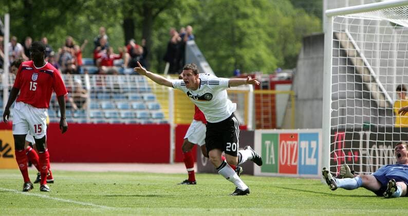 Kevin Scheidhauer (Deutschland U17, Mitte) - Torjubel Fußball Länderspiel Herren EM 2009, Nationalmannschaft, U17, U 17, Junioren, Jugend, Nachwuchs, Nationaltrikot Gruppe Jena Freude,