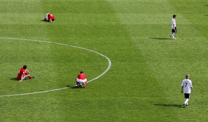 England U17 (li.) enttäuscht während Christopher Buchtmann (re. vorn) und Mario Götze (beide Deutschland U17) den Platz verlassen Fußball Länderspiel Herren EM 2009, Nationalmannschaft, U17, U 17, Junioren, Jugend, Nachwuchs, Nationaltrikot Totale Jena Enttäuschung,