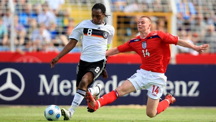 Reinhold Yabo (Deutschland U17, li.) gegen Ryan Tunnicliffe (England U17) Fußball Länderspiel Herren EM 2009, Nationalmannschaft, U17, U 17, Junioren, Jugend, Nachwuchs, Nationaltrikot Gruppe Jena Dynamik,