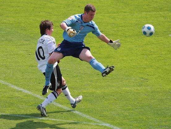 Mario Götze (Deutschland U17, li.) gegen Torwart Jed Steer (England U17) Fußball Länderspiel Herren EM 2009, Nationalmannschaft, U17, U 17, Junioren, Jugend, Nachwuchs, Nationaltrikot Gruppe Jena Dynamik,