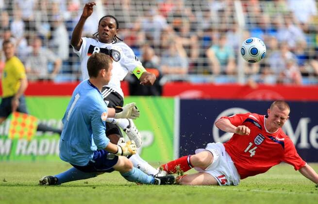 Reinhold Yabo (Deutschland U17, hi.) gegen Torwart Jed Steer (vorn) und Ryan Tunnicliffe (beide England U17) Fußball Länderspiel Herren EM 2009, Nationalmannschaft, U17, U 17, Junioren, Jugend, Nachwuchs, Nationaltrikot Gruppe Jena Dynamik,