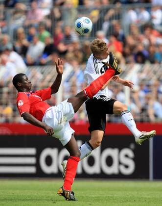 Lennart Thy (Deutschland U17, re.) gegen Edward Oshodi (England U17) Fußball Länderspiel Herren EM 2009, Nationalmannschaft, U17, U 17, Junioren, Jugend, Nachwuchs, Nationaltrikot Gruppe Jena Dynamik,