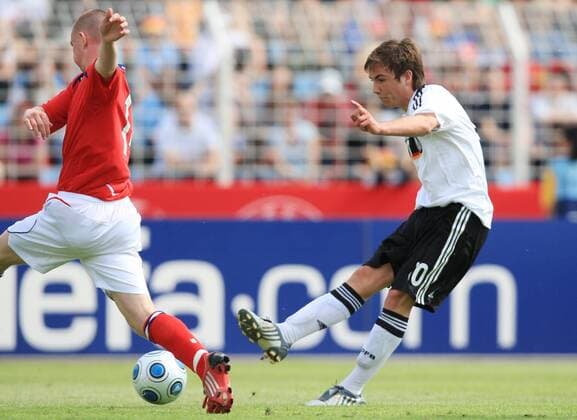 Mario Götze (Deutschland U17, re.) trifft zum 4:0 Fußball Länderspiel Herren EM 2009, Nationalmannschaft, U17, U 17, Junioren, Jugend, Nachwuchs, Nationaltrikot Gruppe Jena Dynamik,