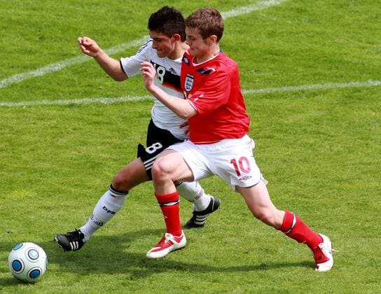 Matthias Zimmermann (Deutschland U17, li.) gegen Jack Wilshere (England U17) Fußball Länderspiel Herren EM 2009, Nationalmannschaft, U17, U 17, Junioren, Jugend, Nachwuchs, Nationaltrikot Gruppe Jena Dynamik,