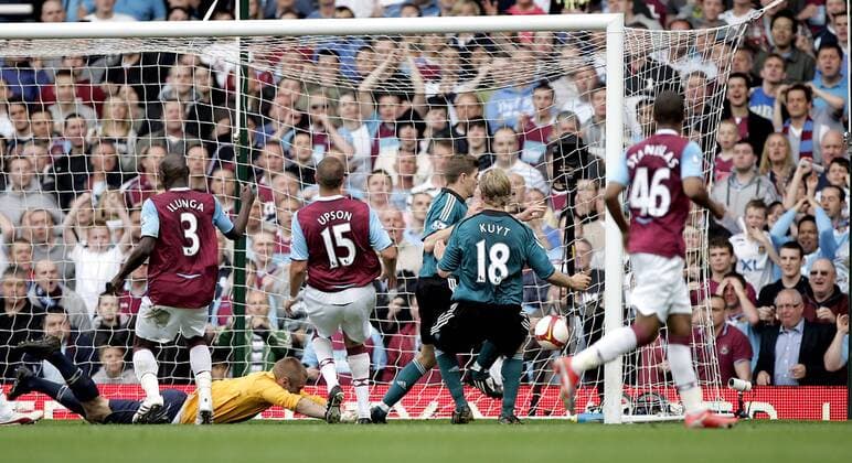 Steven Gerrard (Liverpool, hi.) erzielt mit dem Nachschuss seines vergebenen Elfmeter das 0:2 gegen Torwart Robert Green (West Ham) - EDITORIAL USE ONLY. No use with unauthorised audio, video, data, fixture lists, club league logos or live services. Online in-match use limited to 120 images, no video emulation. No use in betting, games or single club league player publications. Fußball Herren English Premier League 2008 2009, 1. Englische Liga, West Ham United - FC Liverpool 0:3 Totale London
