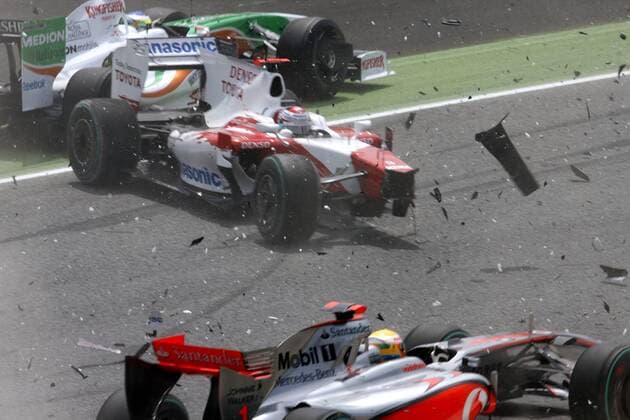 Jarno Trulli (Italien Toyota, vorn) kracht in Adrian Sutil (Deutschland Force India) Motorsport Grand Prix Herren Großer Preis von Spanien 2009, Formel 1 Weltmeisterschaft, F1, F, GP, WM Gruppe Circuit de Catalunya Barcelona